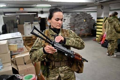 Ukrainska kvinnor, tidigare förbjudna från armén, slåss mot ryssar i frontlinjen