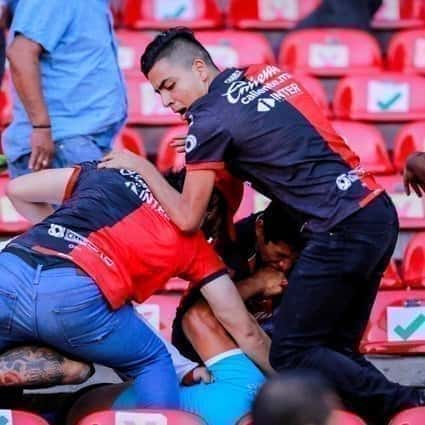В результате жестокой драки болельщиков на футбольном матче в Мексике пострадали 26 человек