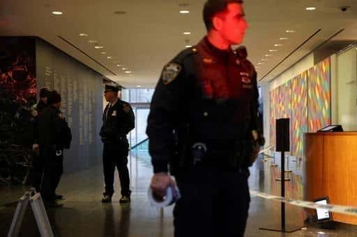Moški zabode dva uslužbenca MoMA v NY, potem ko so mu prepovedali vstop