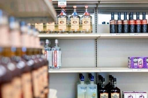 Байден запрещает покупать российскую водку и икру, хочет пересмотреть статус торговли