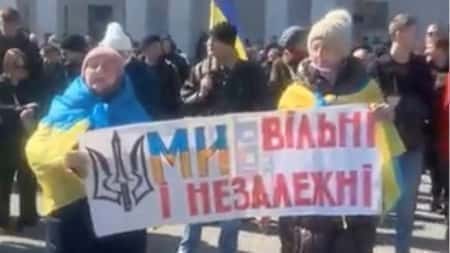 Waarschuwingsschoten voor duizenden demonstranten in Cherson tegen afscheiding van Oekraïne