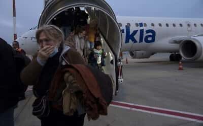 Израел је рекао да ће достићи ограничење броја нејеврејских избеглица из Украјине, неколико дана након што је објавио ограничење
