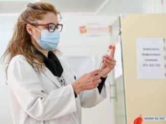 Франція почне вводити четверту дозу вакцини проти COVID-19