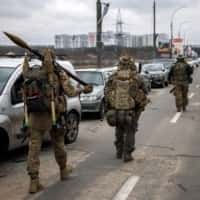 Rosyjski atak na bazę zbliża wojnę z Ukrainą do granicy NATO