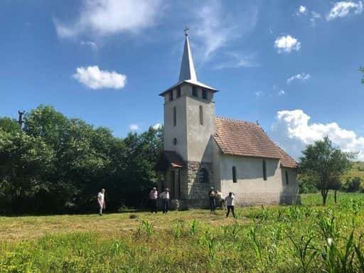 Vechea biserică românească din satul Petrinzel a salvat de la distrugere