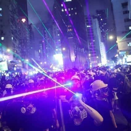 Hongkongský tínedžer vyhral odvolanie proti príkazu na zadržanie pre nosenie laserového ukazovátka