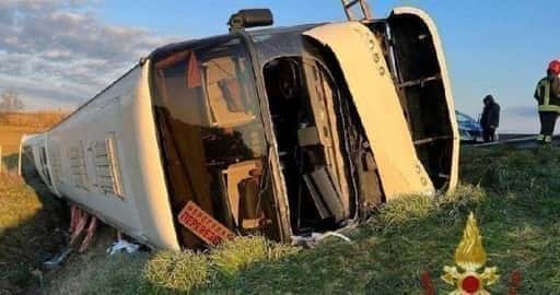 Buss med dussintals ukrainare välter i Italien, 1 kvinna död