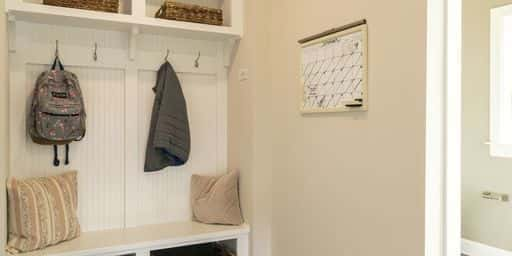 Mudroom che accolgono con stile e funzionalità