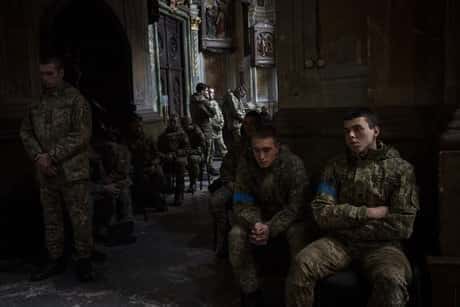 Ukraina ser utrymme för kompromisser, eftersom 20 000 fly Mariupol