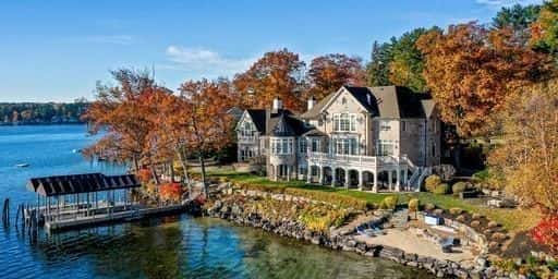 Casa de seis quartos com 300 pés de fachada no maior lago de New Hampshire