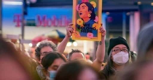 Праз год пасля страляніны ў спа-цэнтры ў Атланце амерыканцы выступаюць супраць антыазіяцкай нянавісці