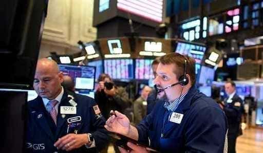 Dow sobe 500 pontos após o Fed aumentar as taxas de juros
