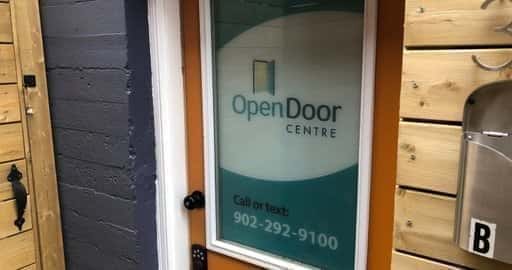 Kanada - Oro väcktes när kontroversiellt trosbaserat kvinnocenter köper Halifax sparsamhetsbutik