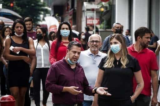 Експерти кажуть, що передчасно припиняти потребу в масках із високим рівнем захворюваності в Китаї та Європі