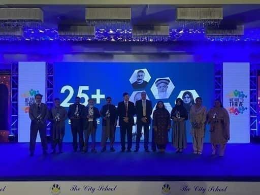 Пакистан - Городская школа получила награду за выслугу лет 2022 г.