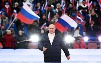 Путін з'являється на величезному провоєнному мітингу; десь із 200 000 натовпу сказали, що їм наказали відвідати