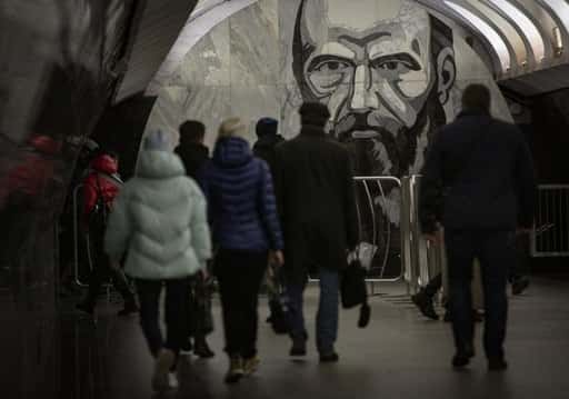 Artista callejero pinta retrato de Dostoievski en protesta contra la censura
