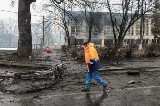 Ruské jednotky zaútočili na bombardovaný Mariupol, asistent starostu: „Obyvatelia sú násilne odvážaní do Ruska“