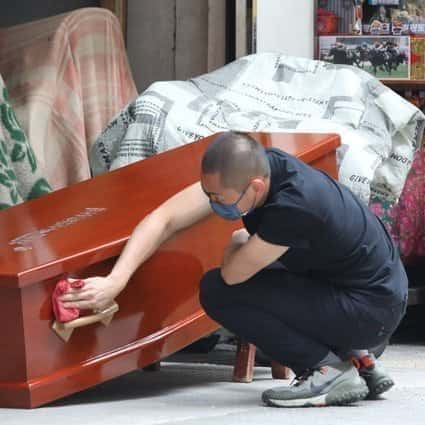 L'industria funeraria di Hong Kong avverte della carenza di bare nonostante l'aumento dell'offerta