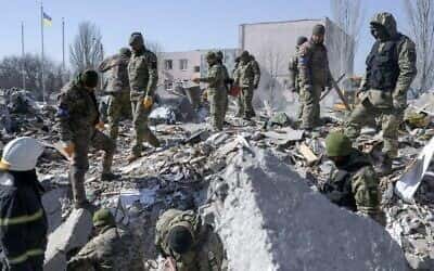 Dussintals ukrainska trupper dödades i baracker som bombats av Ryssland, säger vittnen