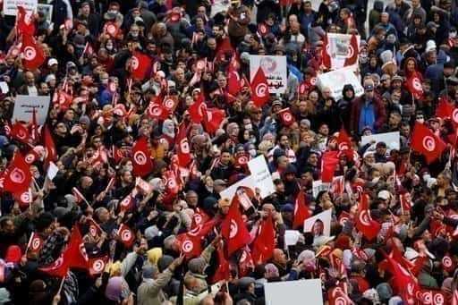 В столице Туниса проходят массовые акции протеста против Саида.