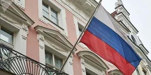 Niet-geïdentificeerde mensen plukten de Russische vlag uit het kantoor van de ambassade in Tartu