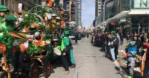 Canada - Mensen komen samen om de St. Patrick's Day Parade in Toronto te bekijken
