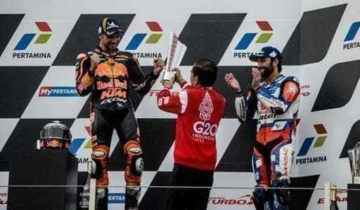 Miguel Oliveira Semringah riceve il trofeo Mandalika MotoGP Champion dal campione Jokowi MotoGP sul circuito...