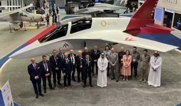 Emir van Qatar leidt onthullingsceremonie in Doha voor modellen van Britse jets