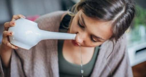 Neti Pot Basics: Wie ayurvedische Nasenspülung Allergien, Asthma, Erkältung lindert