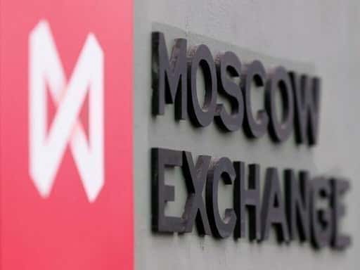 El mercado de valores de Moscú reabre parcialmente después de un cierre de un mes