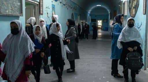 Talibanerna beordrar afghanska flickskolor att stänga timmar efter att de öppnat igen