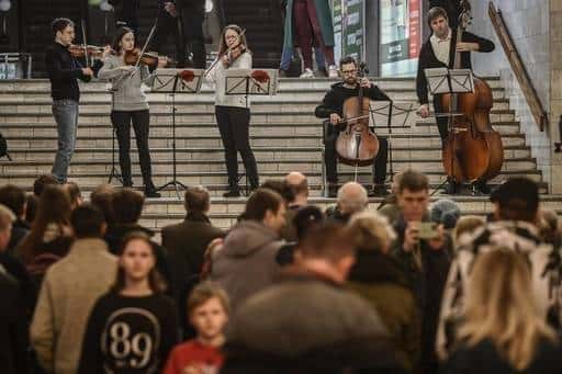 Musiker i Ukraina spelar för människor som vistas på en tunnelbanestation