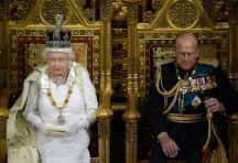 Koningin leidt royals in herdenkingsdienst voor prins Philip