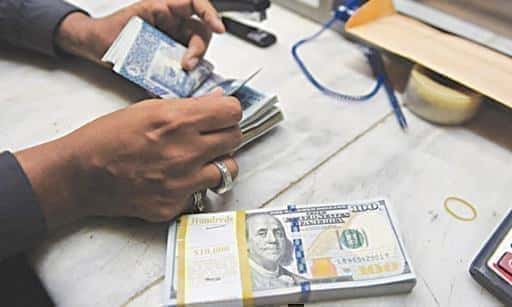 Pakistanska rupija še naprej kaže padajoči trend glede na ameriški dolar