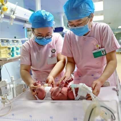 Čína môže zvýšiť pôrodnosť zlepšením životnej úrovne, hovorí demograf