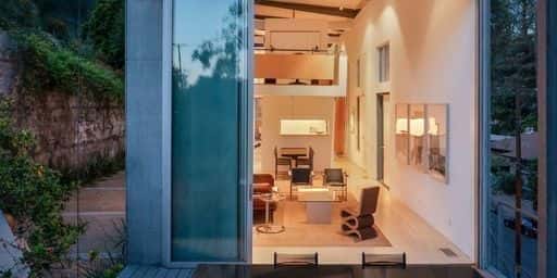 I Los Angeles listar ett arkitektoniskt hem i Hollywood Hills för första gången för nästan 2,3 miljoner dollar