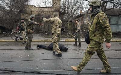 Lapid sagt, Szenen aus der ukrainischen Bucha seien „schrecklich“, Zivilisten seien ein „Kriegsverbrechen“.