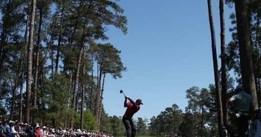 O retorno de Tiger Woods encontra um fim estrondoso quando o confronto final do Masters começa