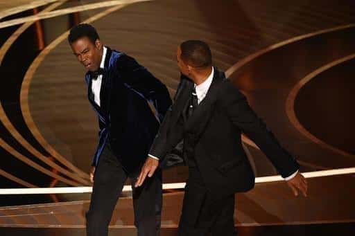 Will Smith ottiene 10 anni di squalifica agli Oscar per lo schiaffo di Chris Rock
