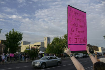 «Трагедия»: последняя клиника для абортов в Миссури привлекает протестующих, осуждающих запрет