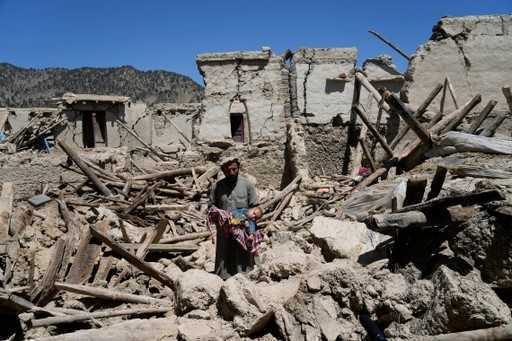 V Afganistan prispe več pomoči, da bi spodbudili prizadevanja za pomoč pri potresu