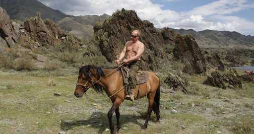 G7-leiders maken grapjes over Poetins propaganda voor paardrijden zonder shirt