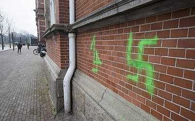 Сотрудник бостонского колледжа уволен за неоднократные антисемитские граффити
