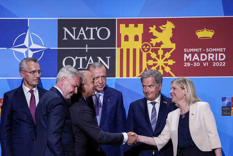 La NATO avvia il processo di ratifica per l'adesione di Svezia e Finlandia