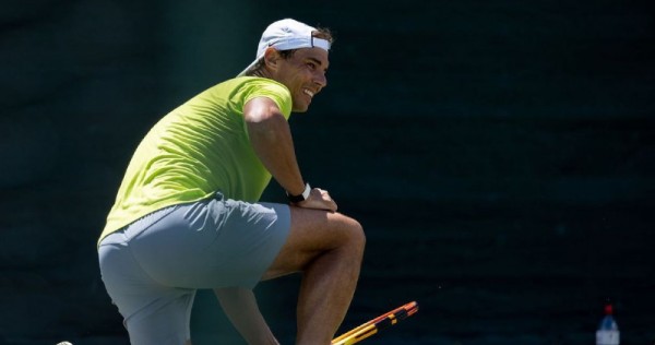Bir polo tişörtü Rafael Nadal'dan daha iyi nasıl sallanır?