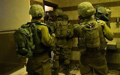 IDF invade 39 casas de palestinos com supostos laços com o Hamas, prende 13