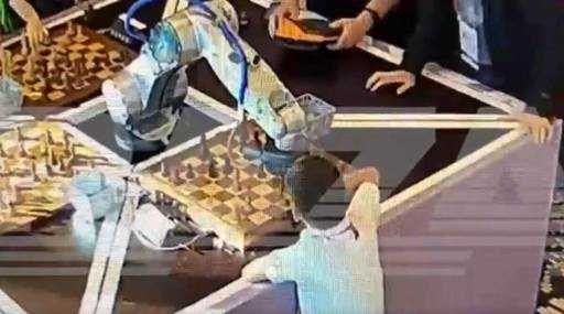 Šahovski robot, ki je otroku zlomil prst, se sooča z zaustavitvijo