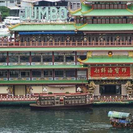 Hongkonška plavajoča restavracija Jumbo obrnjena na glavo in ujeta na grebenu