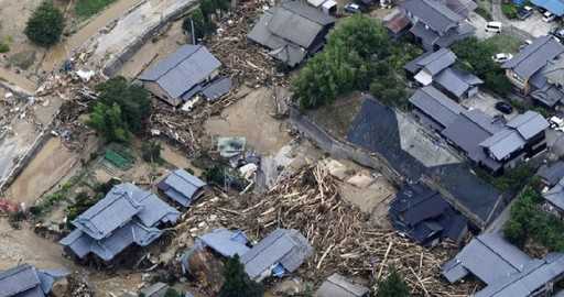3 pogrešani, na tisoče so morali evakuirati, medtem ko sever Japonske razliva dež
